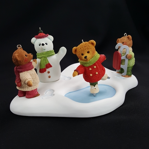 Hollyday Hill 2002 Snow Hill And Bear Set - Picture 1 of 14